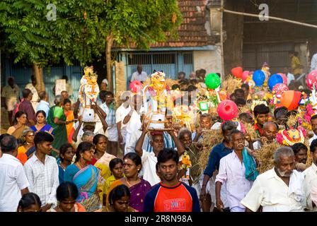 Puravi Eduppu festival, assiéger les dieux de la pluie pour leur miséricorde. Les chevaux argileux sont faits et décorés, puis portés en procession à l'Ayyanar Banque D'Images