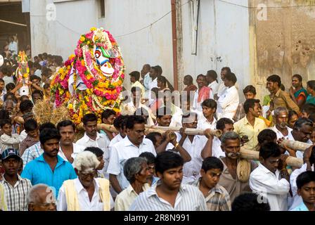 Puravi Eduppu festival, assiéger les dieux de la pluie pour leur miséricorde. Les chevaux argileux sont faits et décorés, puis portés en procession à l'Ayyanar Banque D'Images