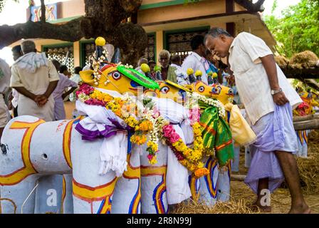 Puravi Eduppu festival, assiéger les dieux de la pluie pour leur miséricorde. Les chevaux argileux sont faits et décorés, puis portés en procession à l'Ayyanar Banque D'Images