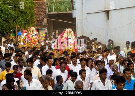 Puravi Eduppu festival, assiéger les dieux de la pluie pour leur miséricorde. Les chevaux argileux sont faits et décorés, puis portés en procession à l'Ayyanar Banque D'Images