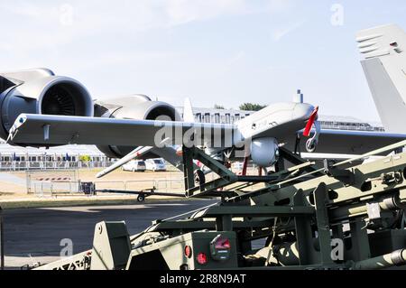 AAI RQ-7 Shadow, véhicule aérien américain sans pilote (UAV) utilisé par l'armée américaine et les clients exportateurs. Sur la rampe de lancement de catapulte pneumatique. Surveillance Banque D'Images