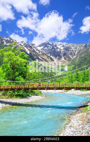 Rivière Azusa et pont Kappa à Kamikochi Banque D'Images