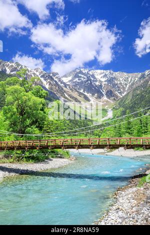 Rivière Azusa et pont Kappa à Kamikochi Banque D'Images