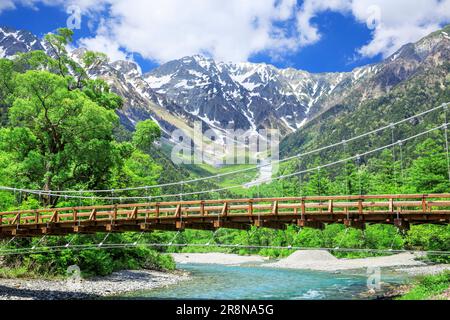 Rivière Azusa et pont Kappa à Kamikochi Banque D'Images