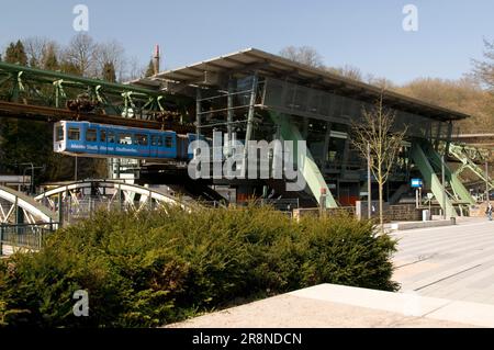 Chemin de fer suspendu, gare, arrêt Zoo/Stadium, Wuppertal, Rhénanie-du-Nord-Westphalie, Allemagne Banque D'Images