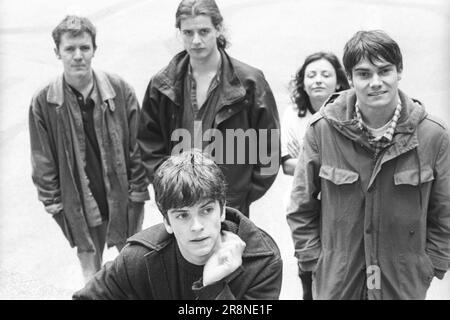 GORKY'S Zygotic MYNCI, PORTRAIT DU JEUNE GROUPE, 1997 : Gorky's Zygotic Mynci original line-up à un mini-festival de la St David's Day au Coal Exchange à Cardiff Bay, pays de Galles, Royaume-Uni le 1er mars 1997. Photo : Rob Watkins. INFO : Gorky's Zygotic Mynci, un groupe gallois psychédélique et indie rock actif du début des années 90 au début des années 2000, a conçu un son fantaisiste et éclectique. Des albums comme 'Barafundle' ont montré leur approche multilingue et influencée par le folk, ce qui les a rendus influents dans les scènes alternatives et indépendantes. Banque D'Images