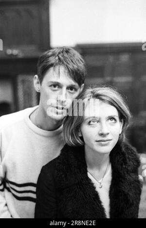 MELYS, PORTRAIT, 1997 : Paul Adams et Andrea Parker du groupe Welsh préféré de John Peel Melys lors d'un mini-festival de la St David's Day au Coal Exchange à Cardiff Bay, pays de Galles, Royaume-Uni le 1 mars 1997. Photo : Rob Watkins. INFO : Melys, un groupe indie-pop gallois formé au début des années 90, a créé des airs fantaisistes et mélodiques marqués par le chant d'Andrea Parker. Des albums comme Rumours and Curses ont présenté leur son éclectique, mêlant pop indie et electronica. Banque D'Images