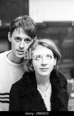 MELYS, PORTRAIT, 1997 : Paul Adams et Andrea Parker du groupe Welsh préféré de John Peel Melys lors d'un mini-festival de la St David's Day au Coal Exchange à Cardiff Bay, pays de Galles, Royaume-Uni le 1 mars 1997. Photo : Rob Watkins. INFO : Melys, un groupe indie-pop gallois formé au début des années 90, a créé des airs fantaisistes et mélodiques marqués par le chant d'Andrea Parker. Des albums comme Rumours and Curses ont présenté leur son éclectique, mêlant pop indie et electronica. Banque D'Images