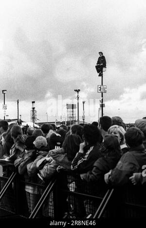 Un polo de rugby homme au pays de Galles monte un lampadaire pour avoir une meilleure vue de la foule au festival BBC Big Noise à Cardiff Bay, Cardiff, pays de Galles, Royaume-Uni le dimanche, 11 mai, 1997. Photo: Rob Watkins Banque D'Images