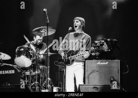 PAUL WELLER, BIG NOISE FESTIVAL, 1997 : Paul Weller tourne l'album Heavy Soul en tête d'affiche au BBC Big Noise Festival à Cardiff Bay, Cardiff, pays de Galles, Royaume-Uni le dimanche 11 mai, 1997. Steve White à la batterie. Photo : Rob Watkins Banque D'Images