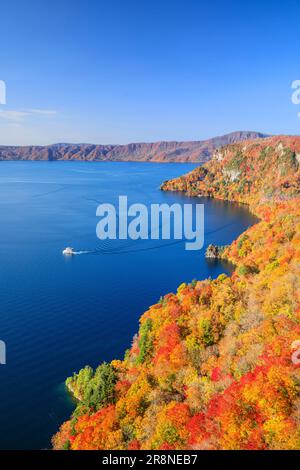 Lac Towada dans les feuilles d'automne Banque D'Images