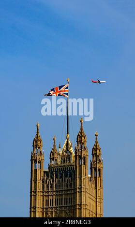 Un avion à réaction de passagers de Shenzhen Airlines est photographié alors qu'il vole au-dessus de la Tour Victoria du Palais de Westminster. Londres 21 juin 2023 Banque D'Images