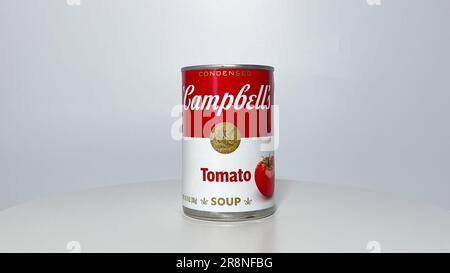 Orlando, FL États-Unis - 14 juillet 2022 : une boîte de soupe de tomates Campbells sur fond blanc. Banque D'Images