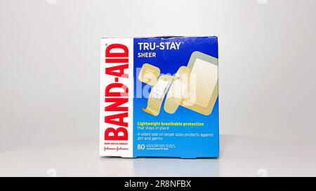 Orlando, FL États-Unis - 14 juillet 2022 : une boîte de Tru Stay Sheer Band AIDS de Johnson & Johnson sur fond blanc. Banque D'Images