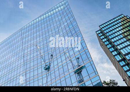 Des réflexions de grues de construction sont photographiées sur des immeubles de bureaux commerciaux de grande hauteur à façade vitrée sur Victoria Street, Westminster, Londres 21-6-23 Banque D'Images