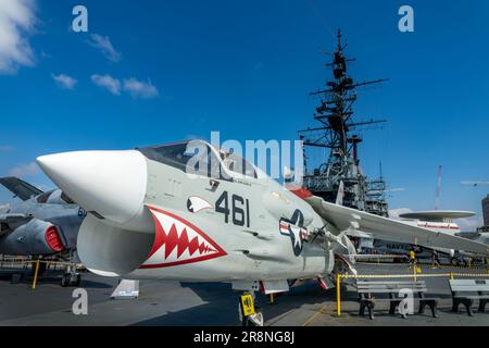 F-8 chasseur d'avions à réaction supersonique Crusader sur le pont de vol de l'USS Midway à San Diego, Californie Banque D'Images