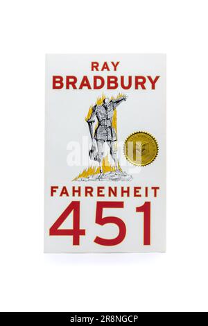 Fahrenheit 451 par Ray Bradbury, isolé sur fond blanc. Lahti, Finlande. 1 mai 2023. Banque D'Images