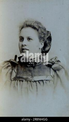 Portrait victorien de la tête et de l'épaule d'une jeune femme par le photographe Gulliver Speight de Market Harborough, c1890s. D'une collection de photographies personnelles, dont beaucoup n'ont pas été annotées en détail. La famille sans nom était de Witley, un petit village de Waverley et près de Godalming à Surrey, en Angleterre. Banque D'Images