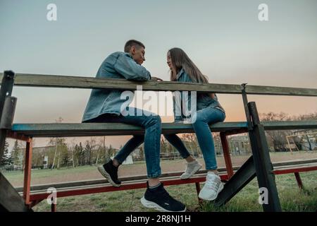 Gros plan d'un beau couple souriant sur le banc dans le parc Banque D'Images