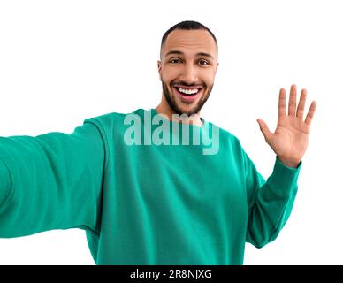 Jeune homme souriant prenant le selfie sur fond blanc Banque D'Images