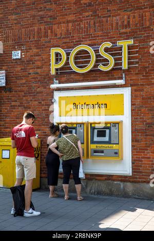 Machine à timbres à la Postbank sur Domplatz, Muenster, Rhénanie-du-Nord-Westphalie, Allemagne. Briefmarkenautomat an der Postbank am Domplatz, Muenster, Nordrh Banque D'Images