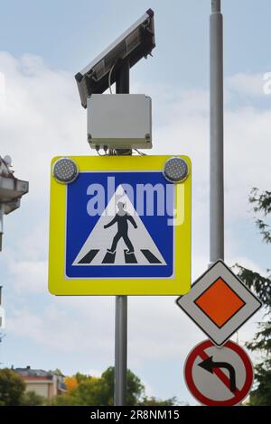 Panneau de signalisation passage piéton et route principale contre le ciel extérieur Banque D'Images