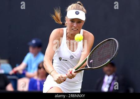 La Pologne Magdalena Frech en action contre la Roumanie Sorana Cirstea dans le match féminin de la ronde de 16 sur le terrain central le quatrième jour du Rothesay Classic Birmingham au Club du Prieuré Edgbaston. Date de la photo: Jeudi 22 juin 2023. Banque D'Images