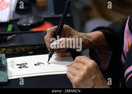 Femme écrit des caractères japonais Banque D'Images