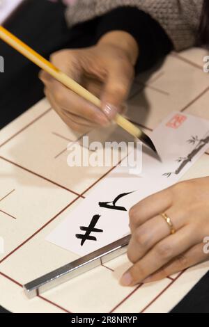 Femme écrit des caractères japonais Banque D'Images