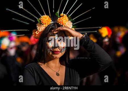 Une jeune femme mexicaine, qui porte des pierres du visage, participe aux festivités du jour des morts à Guadalajara, Jalisco, au Mexique. Banque D'Images