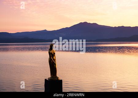 Statue de Tatsuko au lac Tazawa et lueur du matin Banque D'Images