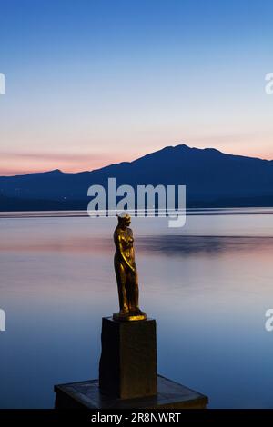 Statue de Tatsuko au lac Tazawa et lueur du matin Banque D'Images