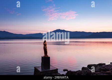 Statue de Tatsuko au lac Tazawa et lueur du matin Banque D'Images