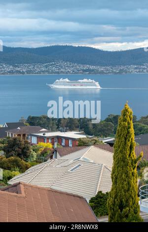 Hobart, Tasmanie, Australie - 12 décembre 2022 : estuaire de Derwent avec bateau de croisière en direction du quai du port de Hobart Banque D'Images