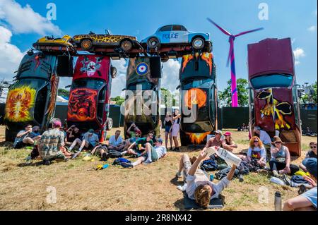 Glastonbury, Royaume-Uni. 22nd juin 2023. Carhenge par la Mutoïd Waste Company - jeudi au Glastonbury Festival 2023, digne Farm, Glastonbury. Crédit : Guy Bell/Alay Live News Banque D'Images