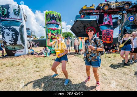 Glastonbury, Royaume-Uni. 22nd juin 2023. Carhenge par la Mutoïd Waste Company - jeudi au Glastonbury Festival 2023, digne Farm, Glastonbury. Crédit : Guy Bell/Alay Live News Banque D'Images