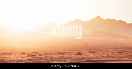 Désert jordanien à Wadi Rum, en Jordanie, vu du printemps de Lawrence. Wadi Rum est connu sous le nom de Vallée de la Lune et a conduit à sa désignation d'ONU Banque D'Images