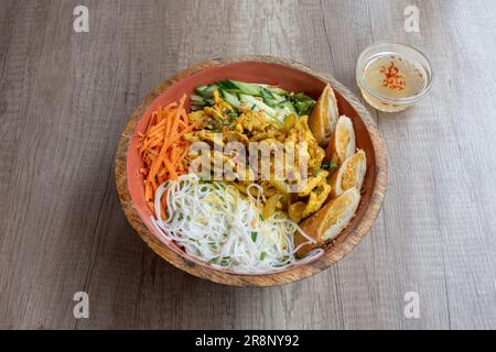 Le dishe asiatique culinaire Still Life. Bo BUN avec vermicelles de riz, nem de poulet, crevettes, menthe fraîche, coriandre Banque D'Images