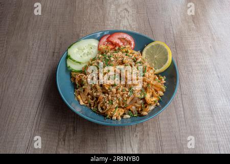 Le dishe asiatique culinaire Still Life. Incorporer les nouilles Thaï au poulet, aux graines, aux tomates, aux concombres et au citron Banque D'Images