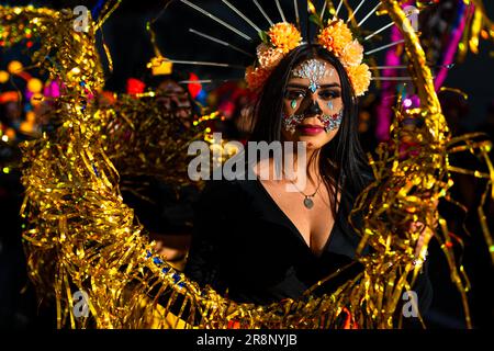 Une jeune mexicaine, portant la peinture de visage la Catrina, exécute un acte de danse pendant les festivités du jour des morts à Guadalajara, Jalisco, Mexique. Banque D'Images