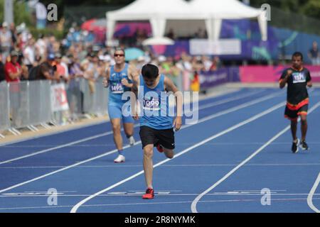 Berlin, Allemagne, 22, juin 2023. Pinrui Xiang, de Chine, franchit la ligne d'arrivée lors de la course d'athlétisme de niveau B de 400 mètres H5 Division M05 aux Jeux Olympiques spéciaux Jeux mondiaux Berlin 2023.. Crédit: Fabideciria. Banque D'Images