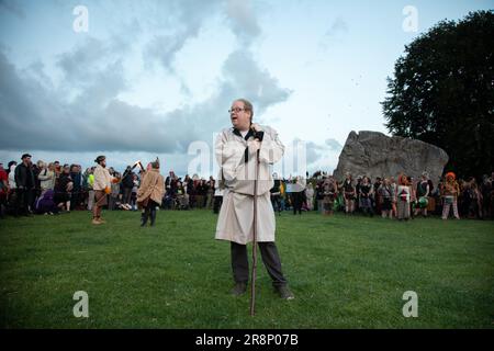 Avebury, Royaume-Uni. 20th juin 2023. Un druide présente une performance à Avebury où les fêtards et les adorateurs se sont réunis pour célébrer le solstique de l'été Banque D'Images