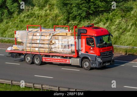 Donaldson Timber Engineering camion à lit plat transportant des produits en bois usiné, composants en bois de construction, Banque D'Images