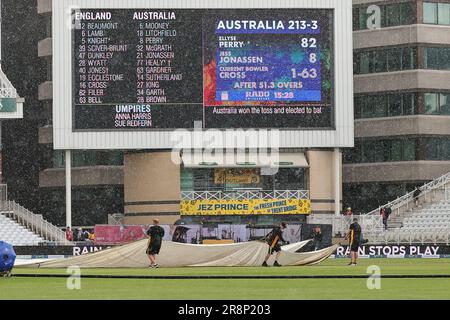 Nottingham, Royaume-Uni. 22nd juin 2023. Les couvertures sortent pour la pluie pendant la Metro Bank les cendres de femmes 2023 match Angleterre contre l'Australie à Trent Bridge, Nottingham, Royaume-Uni, 22nd juin 2023 (photo de Mark Cosgrove/News Images) à Nottingham, Royaume-Uni le 6/22/2023. (Photo de Mark Cosgrove/News Images/Sipa USA) crédit: SIPA USA/Alay Live News Banque D'Images