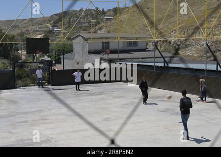 Tijuana, Basse-Californie, Mexique. 21st juin 2023. Le centre de justice mondiale de l'Université de Californie en pleine croissance de San Diego (UCSD) a soutenu la construction d'une communauté de migrants dans l'un des plus grands refuges opérationnels de Tijuana, mercredi, 21 juin 2023. Beaucoup attendent d'obtenir des rendez-vous via l'application CBP One, tandis qu'ils font de la construction en cours des bâtiments de la station communautaire UCSD-Alacran dispersés dans tout le canyon Alacran leur refuge sûr, car les installations limitées peuvent accueillir jusqu'à 1 500 personnes, qui comprend actuellement des dortoirs, une aire de jeux, une aire de lavage et une piste séparée Banque D'Images