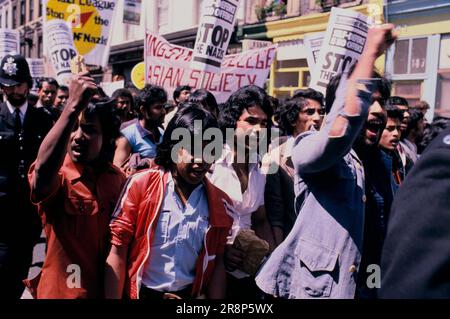 Ethnie bengali la population locale asiatique marche et manifestation contre le racisme dans l'est de Londres. Tower Hamlets, est de Londres, Angleterre vers 1978. 70s HOMER SYKES Banque D'Images