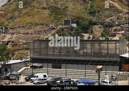 21 juin 2023, Tijuana, Basse-Californie, Mexique: Le Centre de justice mondiale de l'Université de Californie en pleine croissance de San Diego (UCSD) a soutenu la construction d'une communauté de migrants dans l'un des plus grands abris opérationnels de Tijuana mercredi, 21 juin 2023, Comme la plupart des refuges de la ville frontalière se limitent soit à donner de l'espace uniquement aux familles et/ou ont atteint leur capacité, de nombreux migrants attendent d'obtenir l'asile aux États-Unis au Mexique. Depuis 2021, le Mexique est devenu le troisième pays avec le plus grand nombre de demandeurs de réfugiés, et environ 13 000 000 personnes qui vivent dans cette situation à Tijuana, selon le muni Banque D'Images