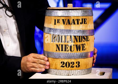 SCHEVENINGEN - le fût 1st de néerlandais nouveau lors de la vente aux enchères du premier fût de néerlandais nouveau, la première prise de hareng de l'année. Le début de la saison des harengs a été reporté de plus d'une semaine parce que la Hollandse Nieuwe n'était pas encore assez grasse. ANP RAMON VAN FLYMEN pays-bas sortie - belgique sortie Banque D'Images