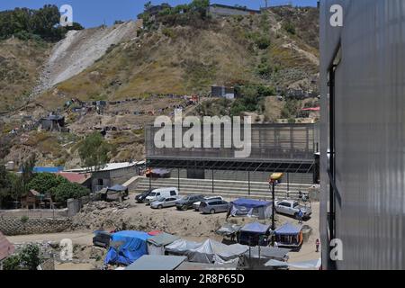 21 juin 2023, Tijuana, Basse-Californie, Mexique: Le Centre de justice mondiale de l'Université de Californie en pleine croissance de San Diego (UCSD) a soutenu la construction d'une communauté de migrants dans l'un des plus grands abris opérationnels de Tijuana mercredi, 21 juin 2023, Comme la plupart des refuges de la ville frontalière se limitent soit à donner de l'espace uniquement aux familles et/ou ont atteint leur capacité, de nombreux migrants attendent d'obtenir l'asile aux États-Unis au Mexique. Depuis 2021, le Mexique est devenu le troisième pays avec le plus grand nombre de demandeurs de réfugiés, et environ 13 000 000 personnes qui vivent dans cette situation à Tijuana, selon le muni Banque D'Images