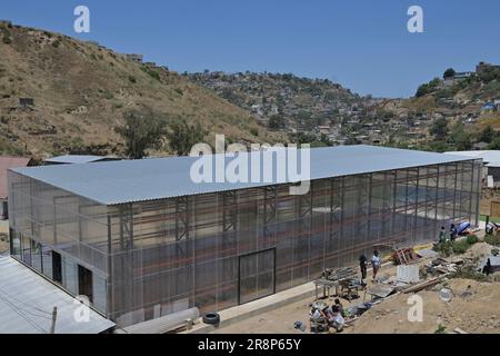 21 juin 2023, Tijuana, Basse-Californie, Mexique: Le Centre de justice mondiale de l'Université de Californie en pleine croissance de San Diego (UCSD) a soutenu la construction d'une communauté de migrants dans l'un des plus grands abris opérationnels de Tijuana mercredi, 21 juin 2023, Comme la plupart des refuges de la ville frontalière se limitent soit à donner de l'espace uniquement aux familles et/ou ont atteint leur capacité, de nombreux migrants attendent d'obtenir l'asile aux États-Unis au Mexique. Depuis 2021, le Mexique est devenu le troisième pays avec le plus grand nombre de demandeurs de réfugiés, et environ 13 000 000 personnes qui vivent dans cette situation à Tijuana, selon le muni Banque D'Images